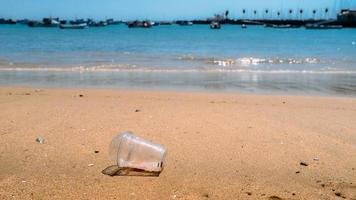 i rifiuti di plastica lasciati sulla spiaggia producono inquinamento foto