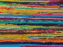 sfondo colorato tappeto tessile. trama del tappeto foto