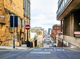 hdr tipica strada ripida a glasgow foto