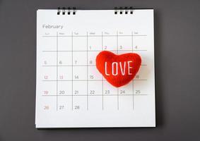 cuore sul calendario. concetto per il giorno di San Valentino di nozze. foto