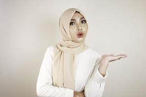 la giovane donna asiatica dell'islam che indossa il velo è scioccata. foto