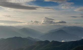 vista della montagna e del bel cielo. foto