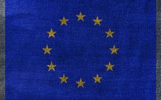 trama del tessuto della bandiera dell'unione europea su jeans denim texture foto