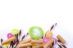 dolci colorati e caramelle di zucchero su sfondo bianco foto