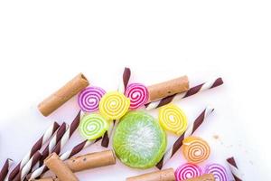 dolci colorati e caramelle di zucchero su sfondo bianco foto