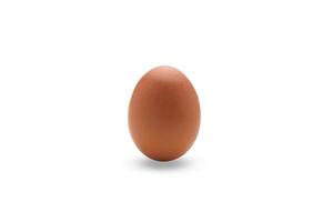 singolo uovo di gallina marrone isolato su sfondo bianco con tracciato di ritaglio foto