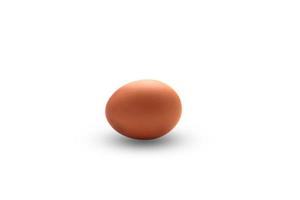 singolo uovo di gallina marrone isolato su sfondo bianco con tracciato di ritaglio foto