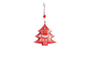 albero di natale giocattolo rosso in metallo con fessure a forma di cervo e fiocchi di neve e una corda a strisce su sfondo bianco, isolare. natale, capodanno, accessorio decorativo foto