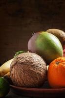 frutti tropicali: cocco, kiwi, lime, arancia, mango e altri