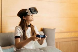 auricolare per l'interazione con la realtà virtuale di una bella giovane donna asiatica che indossa aria commovente durante la scatola vr per giocare a simulatori di giochi futuri media. concetto di dispositivo di innovazione futuristica digitale di tecnologia foto