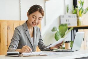 ritratto di affascinante ragazza concentrata allegra di successo che lavora a distanza creando finanza e relazione di presentazione a casa casa appartamento al coperto foto