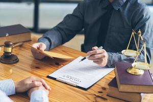 consultazione e conferenza di avvocati uomini e donne d'affari professionisti che lavorano e discutono presso lo studio legale in carica. concetti di diritto, martello del giudice con bilancia della giustizia. foto