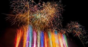 fuochi d'artificio colorati di capodanno che illuminano il cielo notturno a chao phraya rive foto