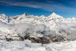 cima della catena montuosa del gornergrate con neve e nuvole, zermatt, svizzera. foto