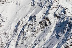 parete della montagna innevata con struttura sul pendio della collina, jungfrau. foto
