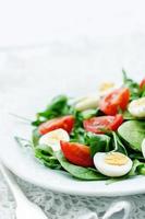 insalata con rucola, spinaci, pomodori e uova foto