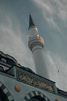 bella vista sulla torre della moschea foto