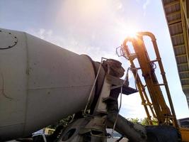 camion betoniera che lavora in cantiere. con sfondo lucido. foto