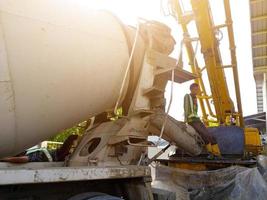 camion betoniera che lavora in cantiere. foto