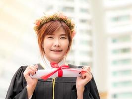 ritratto di donna sorridente e felice il giorno della laurea foto