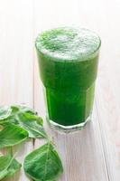 frullato di spinaci, bevanda salutare in vetro foto