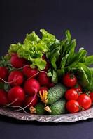 verdure fresche e verdure (cetrioli, ravanelli, pomodori, lattuga, spinaci) foto