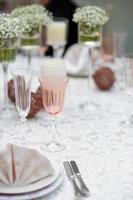 tavolo apparecchiato per il ricevimento di nozze