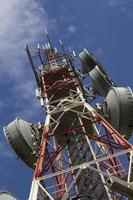 torre delle telecomunicazioni contro il cielo blu foto