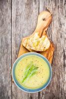 zuppa di crema fatta in casa con asparagi e ciabatta tostata foto