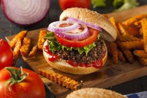 hamburger di quinoa vegetariano sano fatto in casa con lattuga