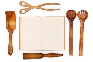 utensili da cucina in legno e ricettario foto
