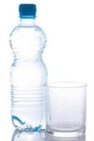 bottiglia con acqua foto