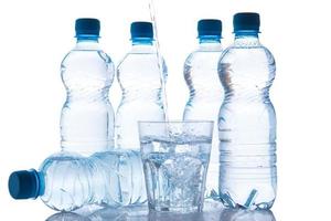 vetro e bottiglie con acqua fresca foto