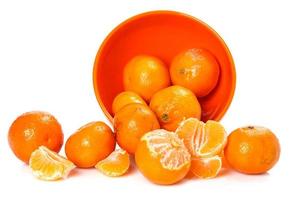 mandarini freschi in una ciotola foto