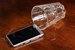 smartphone in acqua foto