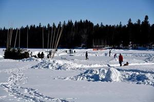 una passeggiata invernale su un lago ghiacciato foto