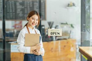 sorridente cameriera o imprenditore bar caffetteria che guarda l'obbiettivo foto