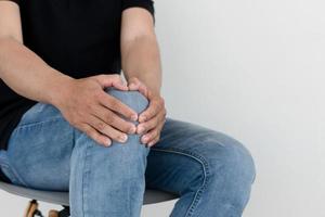dolore al ginocchio uomini che soffrono di dolore al ginocchio da sudorazione o sforzo eccessivo, concetto medico e sanitario. foto