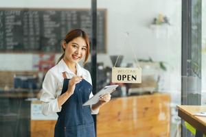 sorridente cameriera o imprenditore bar caffetteria che guarda l'obbiettivo foto