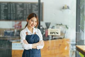 sorridente cameriera o imprenditore bar caffetteria che guarda l'obbiettivo foto