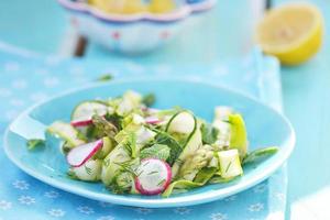 insalata di verdure primaverili foto