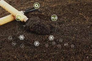 primo piano terreno fertile e argilloso per la semina con 16 icone di nutrienti digitali necessari nella vita vegetale, nutrienti vegetali, macronutrienti, micronutrienti. concetto di agricoltura foto