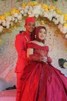 romantica sposa musulmana indonesiana foto