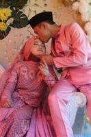 romantica sposa musulmana indonesiana foto