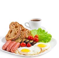 colazione all'inglese - uova fritte, salsicce, melanzane e pomodori foto