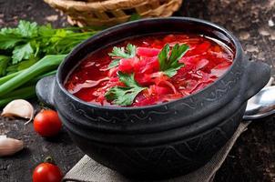 borsch di verdure russo ucraino tradizionale sullo sfondo in legno vecchio foto