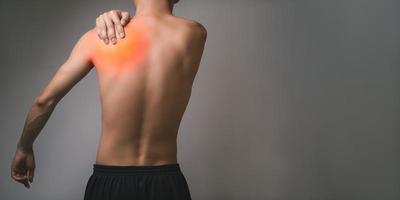 paziente di sesso maschile con dolore dolore alla spalla, osso, tendine, dolore concetto medico lesione foto