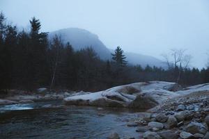 montagne nebbiose al crepuscolo foto