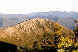 vista delle cime delle montagne foto