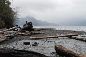 giornata nuvolosa sulla spiaggia foto